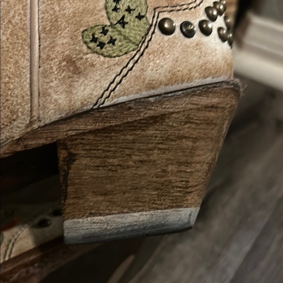 Embroidered Western Boots with Studs - Picture 4 of 6